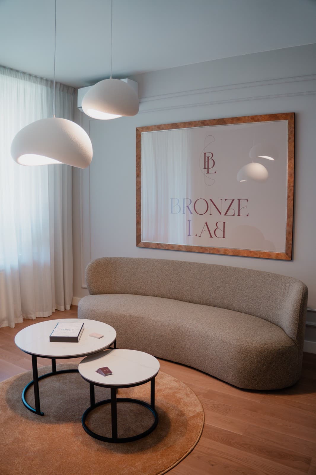 Prijemni salon sa Bronze Lab slikom