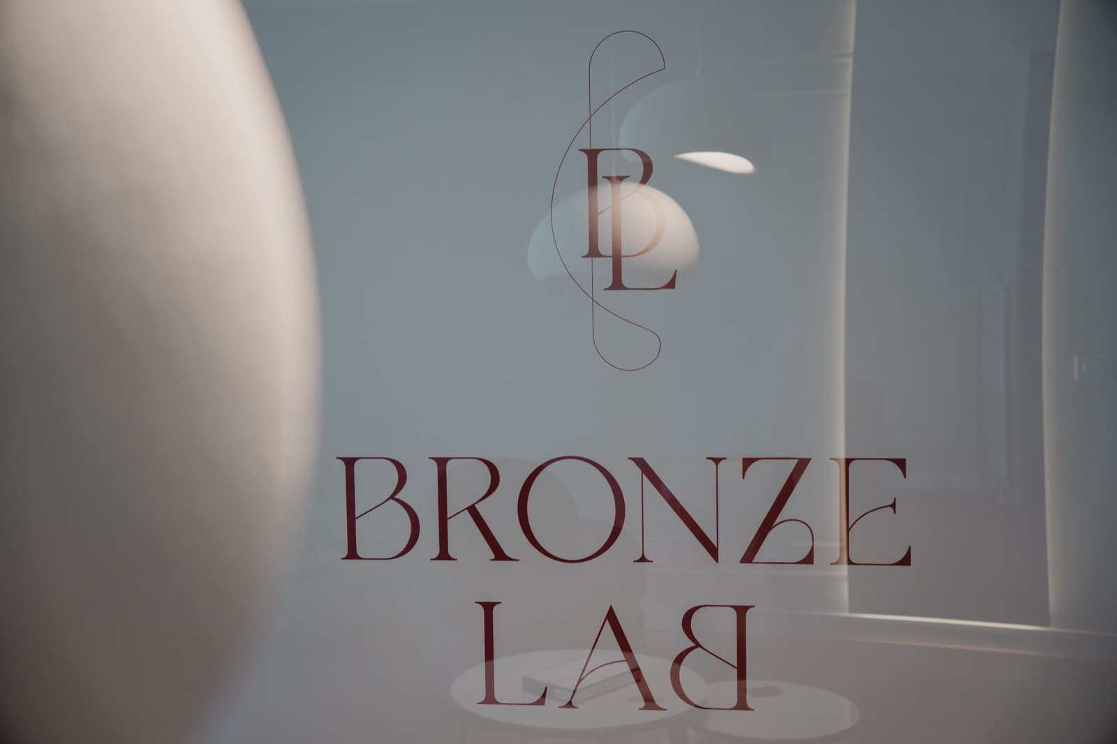 Bronze Lab natpis u salonu